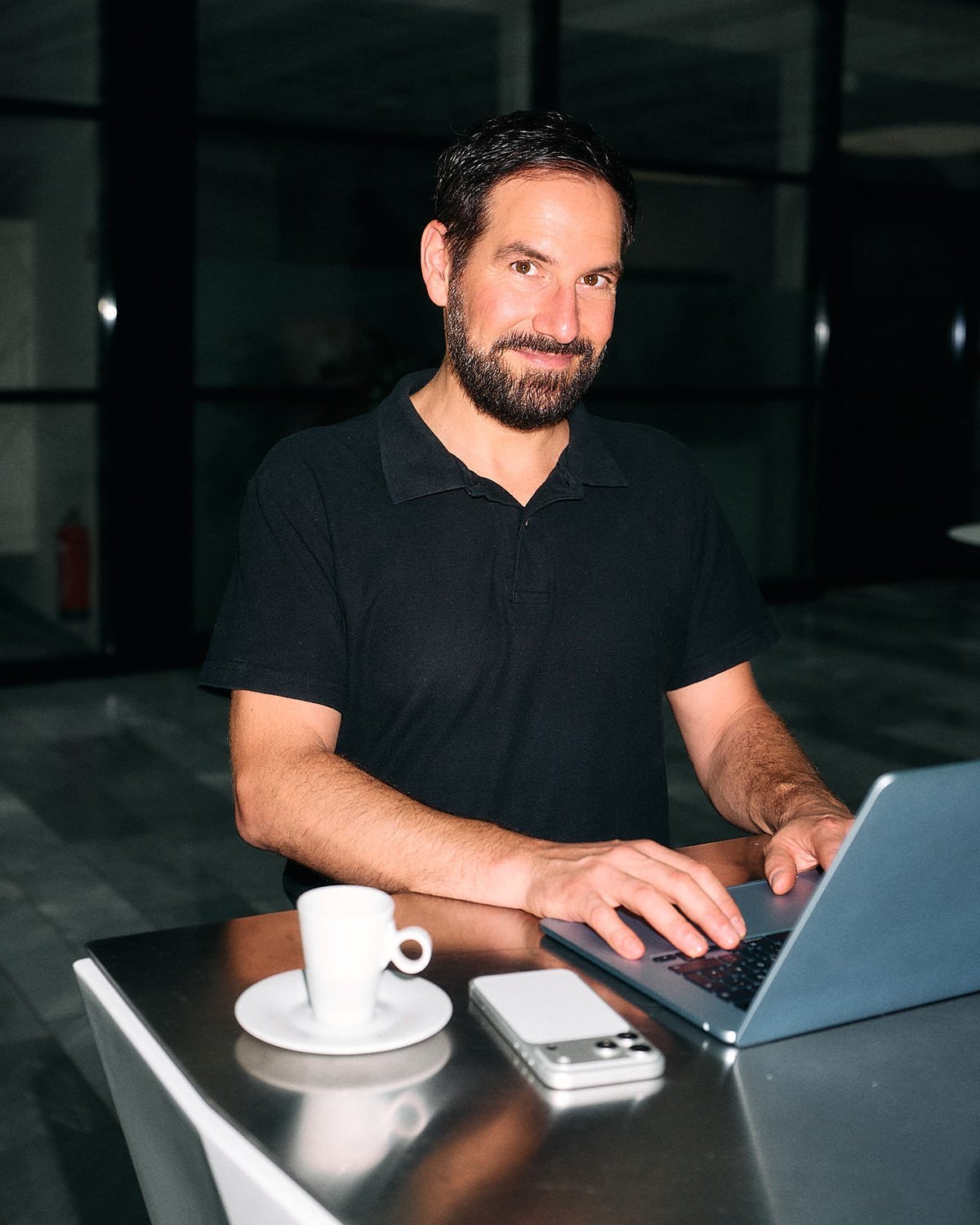 Matthias Lechner, Creative Director, Porträt mit Direct-Flash-Licht